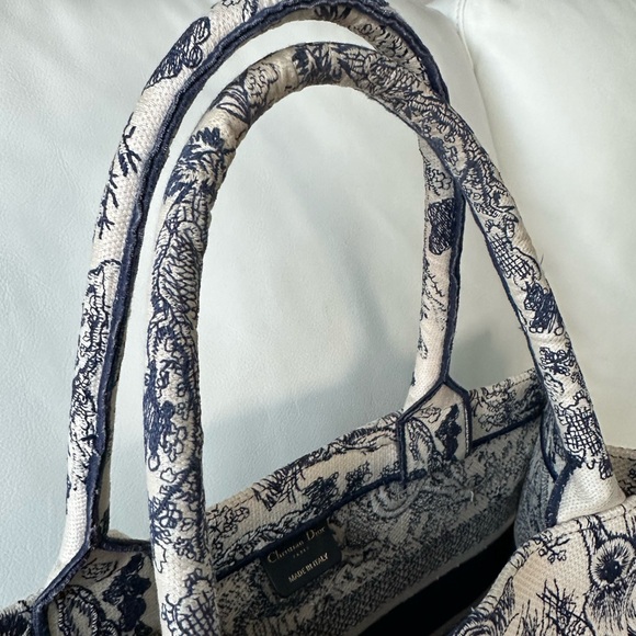 Christian Dior Medium Tote Ecru and Blue Toile de Jouy Embroidery - Picture 15 of 17